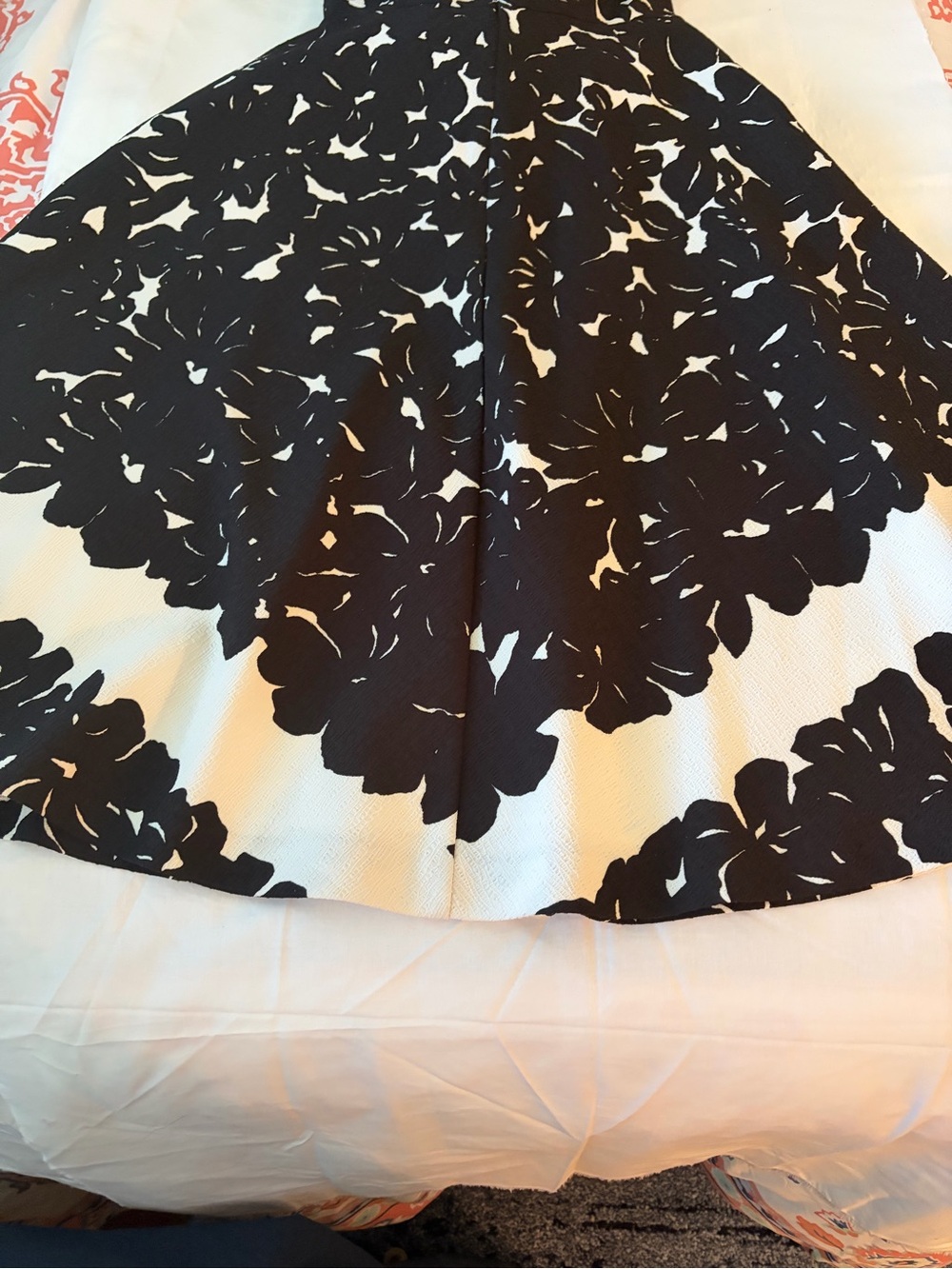 NWOT, Size 8, White House Black Market Black & White Strapless Floral Midi Dress - Picture 15 of 16